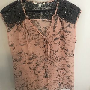 Daniel Rainn Tie Top